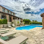 Vila Amyra With Pool - Happy