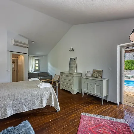 Villa Amyra With Pool - Happy *