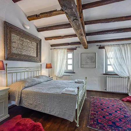 Amyra With Pool - Happy Villa